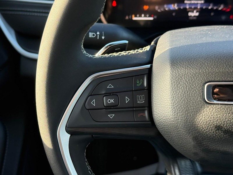 Jeep Grand Cherokee L Vehicle Full-screen Gallery Image 17