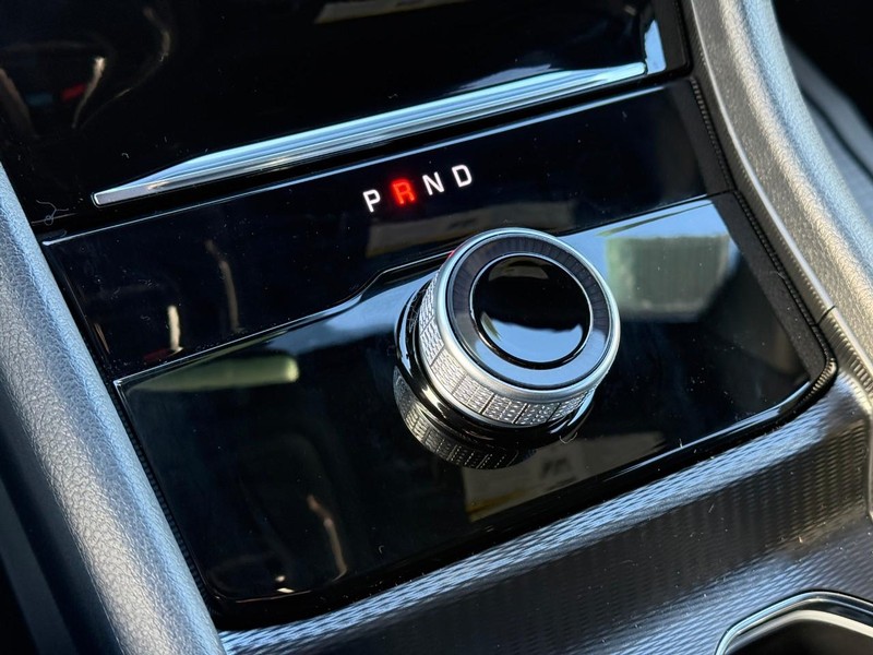 Jeep Grand Cherokee L Vehicle Full-screen Gallery Image 18