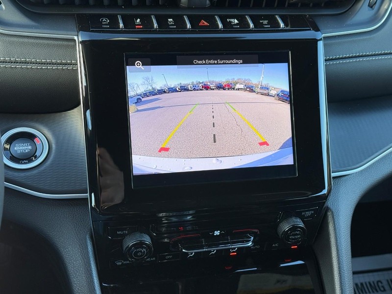 Jeep Grand Cherokee L Vehicle Full-screen Gallery Image 19