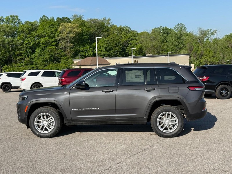 Jeep Grand Cherokee Vehicle Full-screen Gallery Image 2