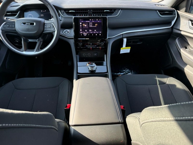 Jeep Grand Cherokee Vehicle Full-screen Gallery Image 6