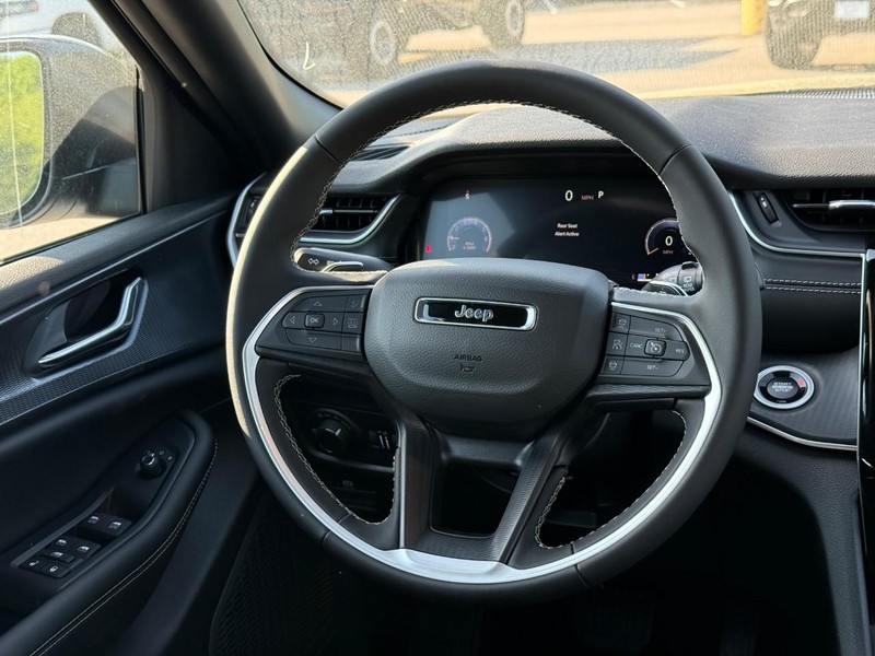 Jeep Grand Cherokee Vehicle Full-screen Gallery Image 7