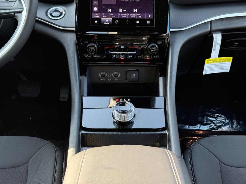 Jeep Grand Cherokee Vehicle Full-screen Gallery Image 10