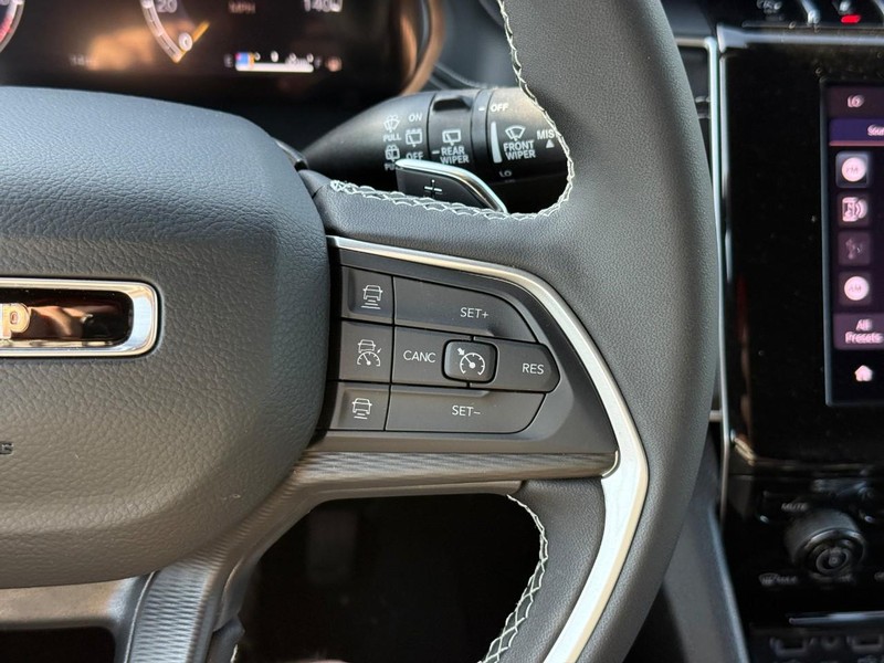 Jeep Grand Cherokee Vehicle Full-screen Gallery Image 15