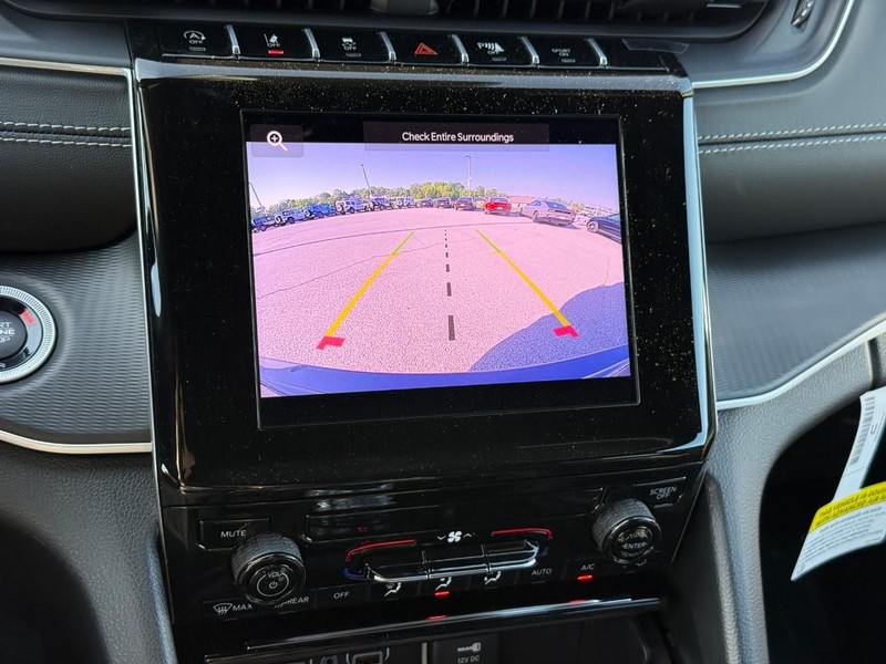 Jeep Grand Cherokee Vehicle Full-screen Gallery Image 17