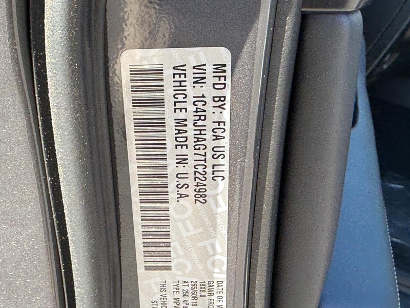 Jeep Grand Cherokee Vehicle Full-screen Gallery Image 18