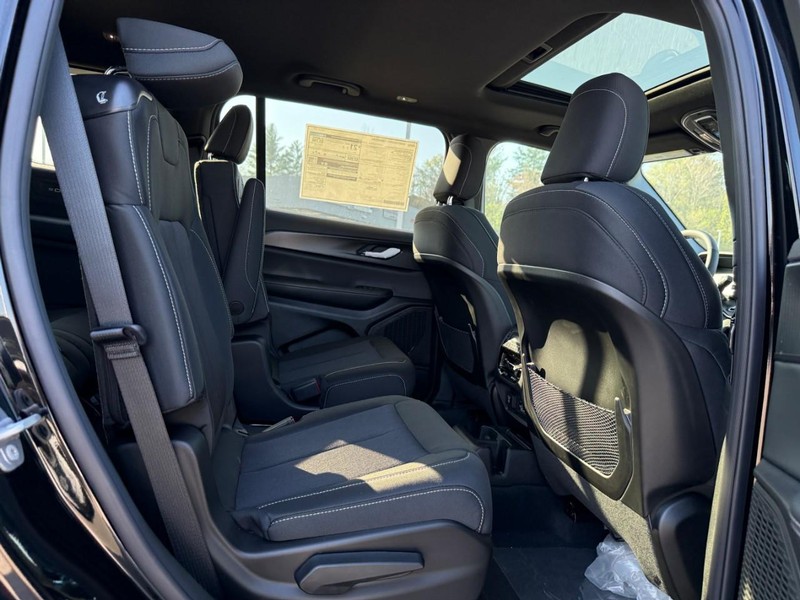 Jeep Grand Cherokee L Vehicle Full-screen Gallery Image 6