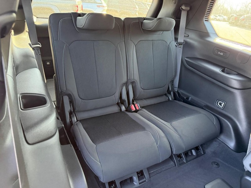 Jeep Grand Cherokee L Vehicle Full-screen Gallery Image 7