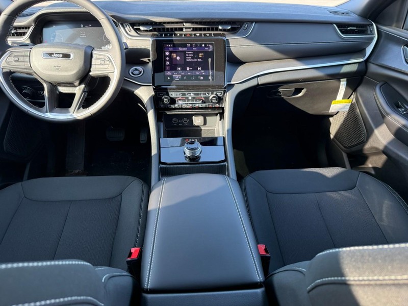 Jeep Grand Cherokee L Vehicle Full-screen Gallery Image 8