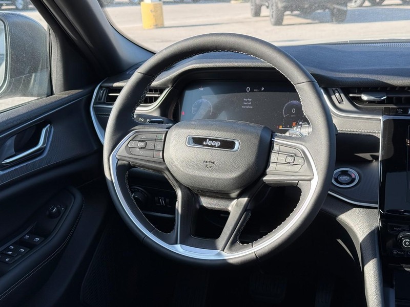 Jeep Grand Cherokee L Vehicle Full-screen Gallery Image 9