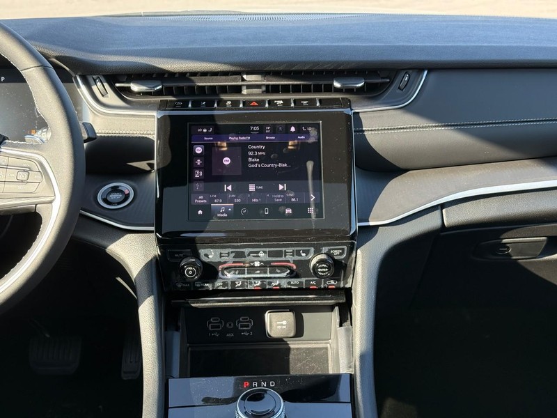 Jeep Grand Cherokee L Vehicle Full-screen Gallery Image 10