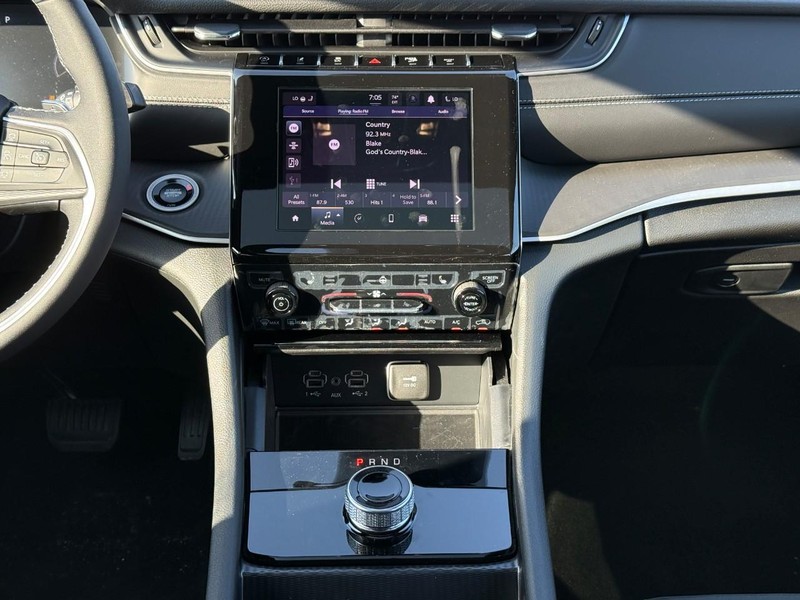 Jeep Grand Cherokee L Vehicle Full-screen Gallery Image 11