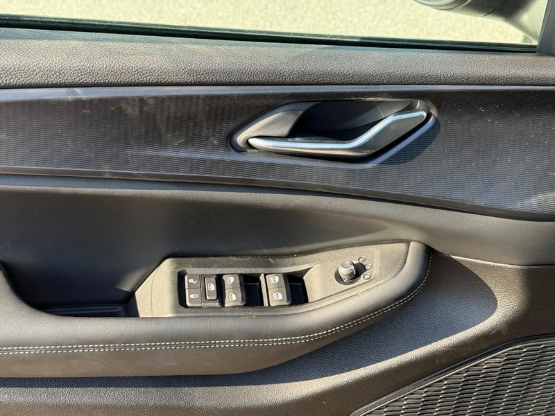 Jeep Grand Cherokee L Vehicle Full-screen Gallery Image 12