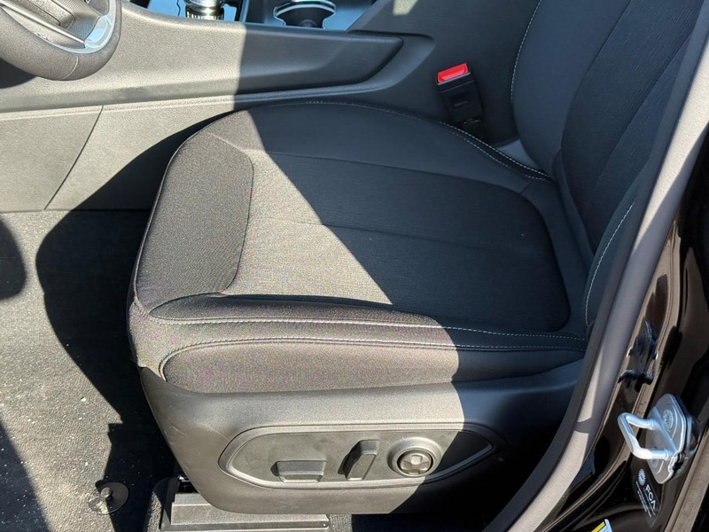 Jeep Grand Cherokee L Vehicle Full-screen Gallery Image 13