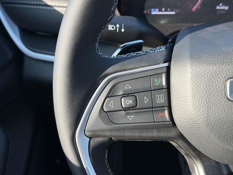 Jeep Grand Cherokee L Vehicle Full-screen Gallery Image 15