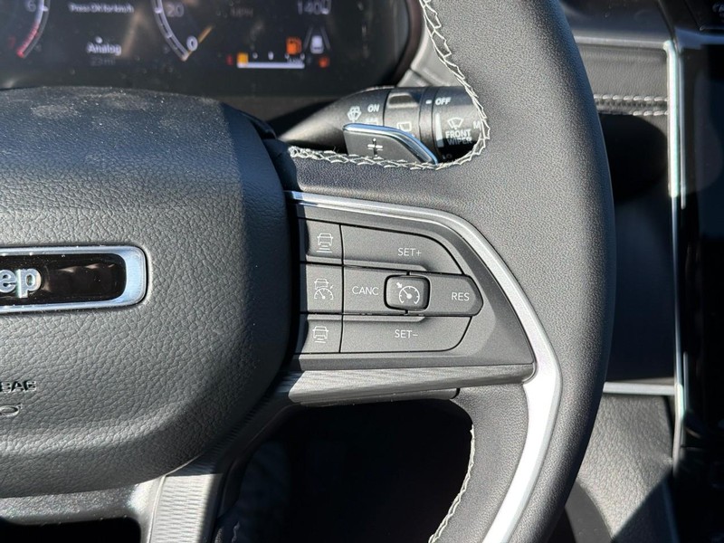 Jeep Grand Cherokee L Vehicle Full-screen Gallery Image 16