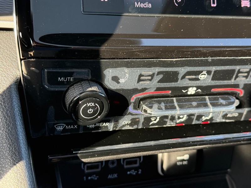 Jeep Grand Cherokee L Vehicle Full-screen Gallery Image 18