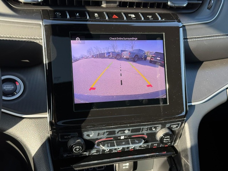 Jeep Grand Cherokee L Vehicle Full-screen Gallery Image 19