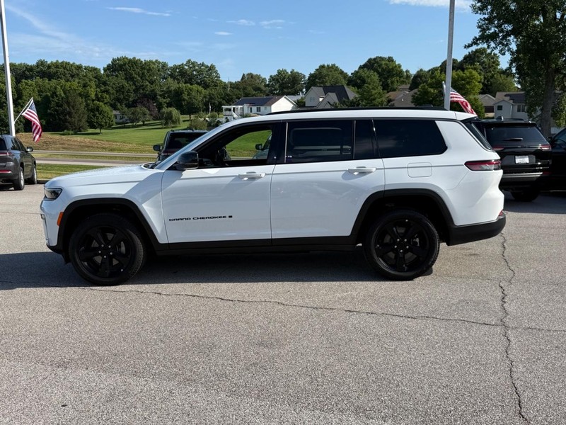 Jeep Grand Cherokee L Vehicle Full-screen Gallery Image 2