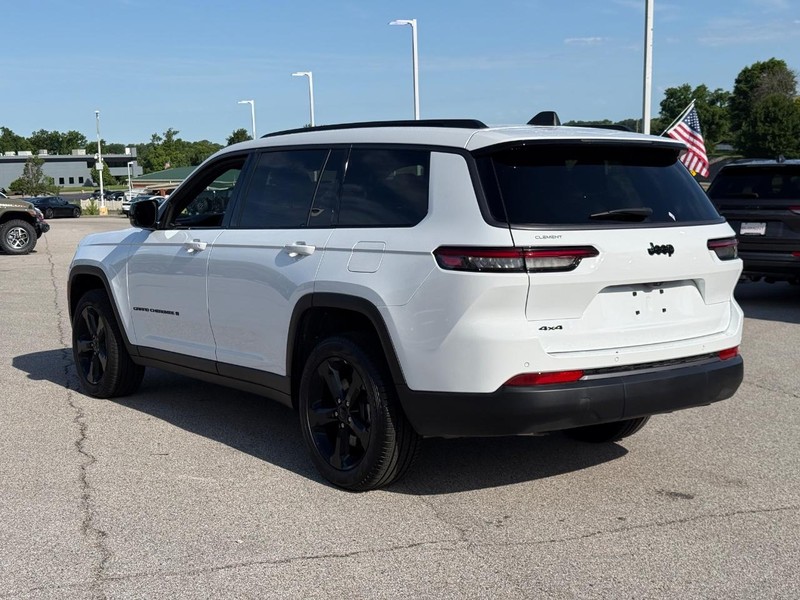 Jeep Grand Cherokee L Vehicle Full-screen Gallery Image 3
