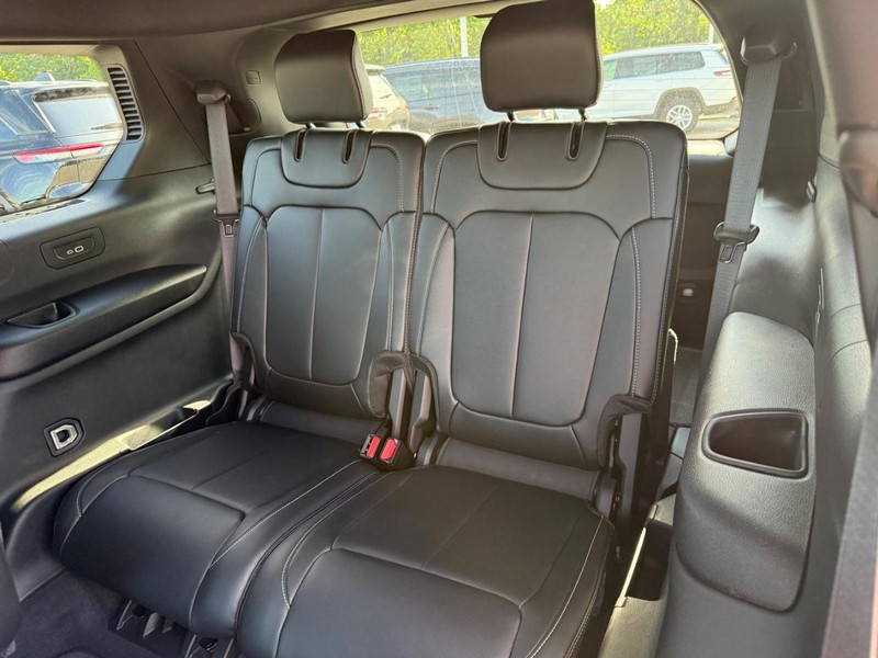 Jeep Grand Cherokee L Vehicle Full-screen Gallery Image 5
