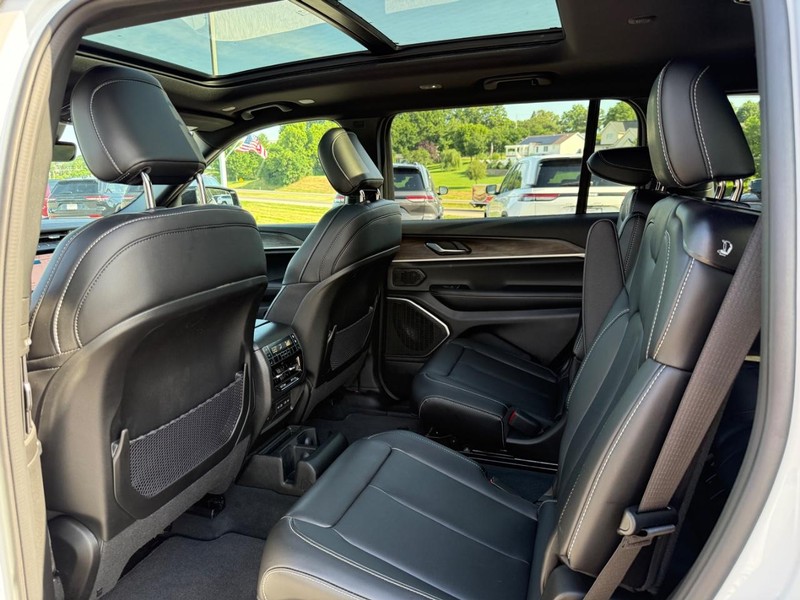 Jeep Grand Cherokee L Vehicle Full-screen Gallery Image 6