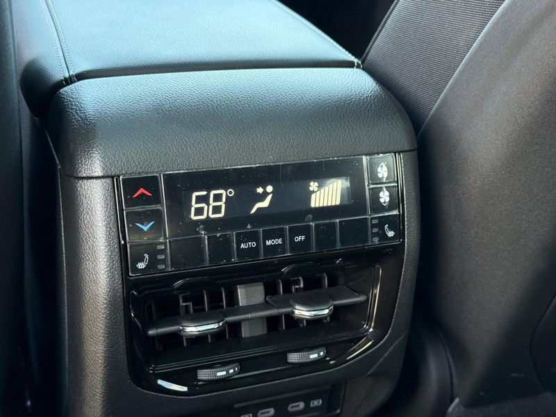 Jeep Grand Cherokee L Vehicle Full-screen Gallery Image 7