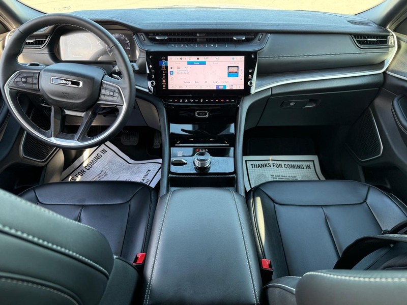 Jeep Grand Cherokee L Vehicle Full-screen Gallery Image 8