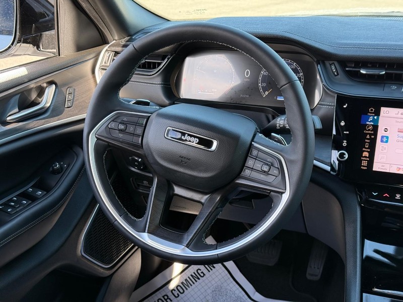 Jeep Grand Cherokee L Vehicle Full-screen Gallery Image 9