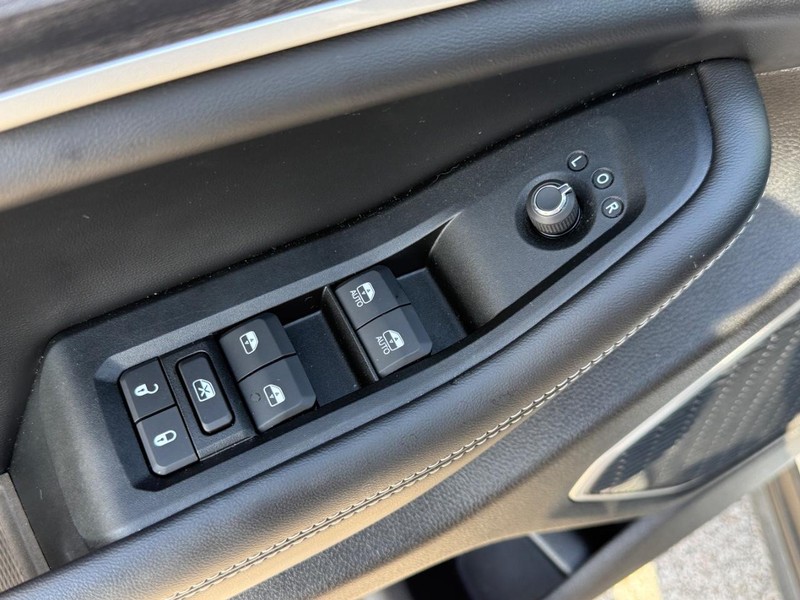 Jeep Grand Cherokee L Vehicle Full-screen Gallery Image 12