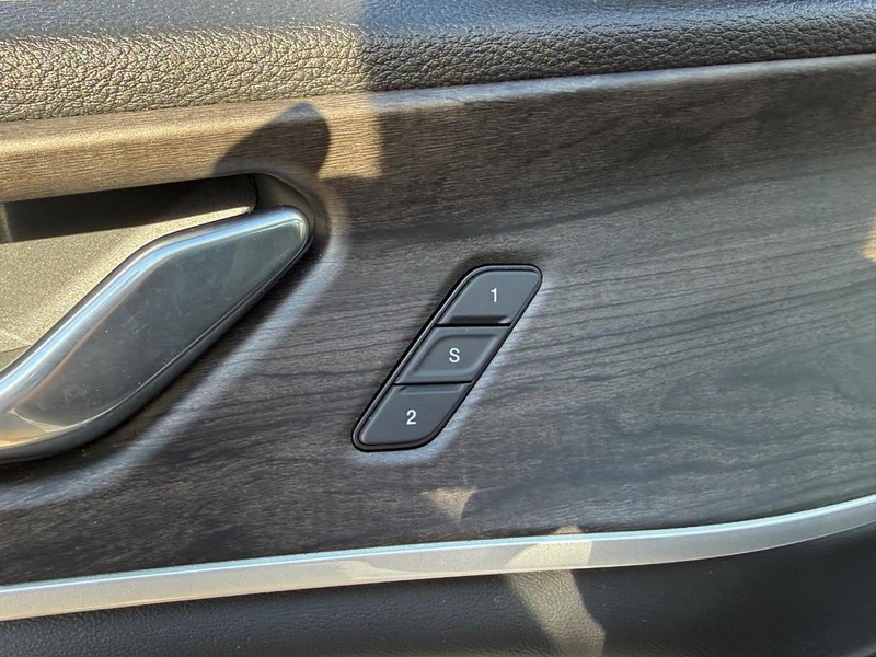 Jeep Grand Cherokee L Vehicle Full-screen Gallery Image 13
