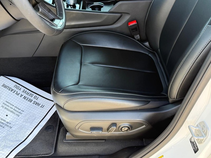 Jeep Grand Cherokee L Vehicle Full-screen Gallery Image 14