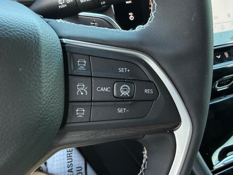 Jeep Grand Cherokee L Vehicle Full-screen Gallery Image 16