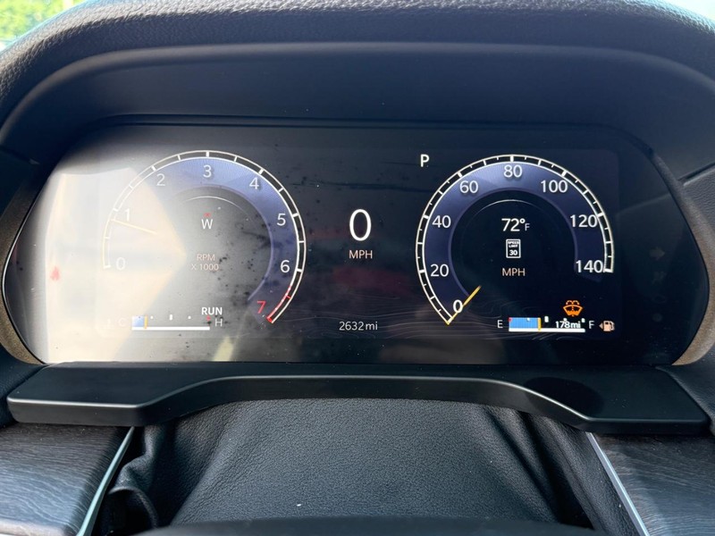 Jeep Grand Cherokee L Vehicle Full-screen Gallery Image 17