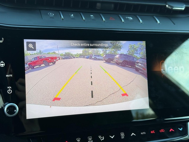 Jeep Grand Cherokee L Vehicle Full-screen Gallery Image 19