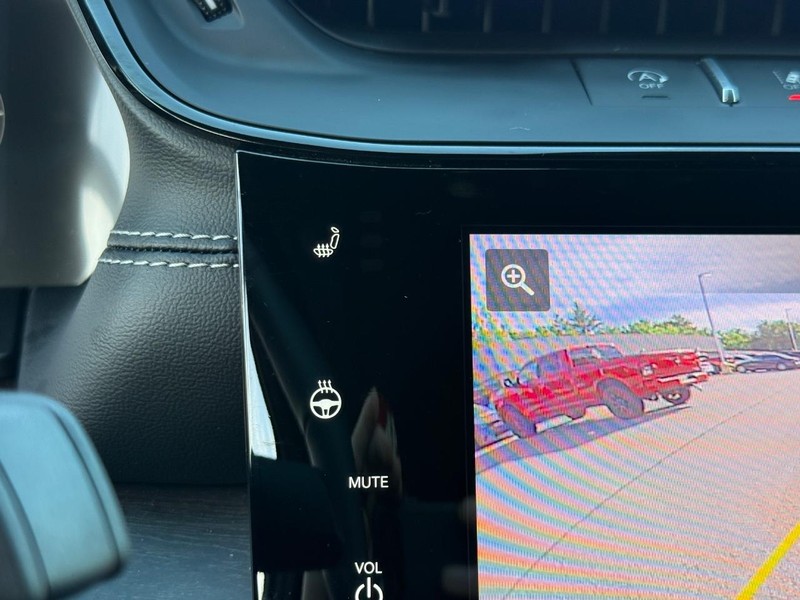 Jeep Grand Cherokee L Vehicle Full-screen Gallery Image 20