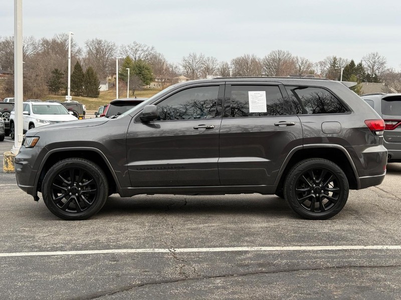 Jeep Grand Cherokee Vehicle Full-screen Gallery Image 2