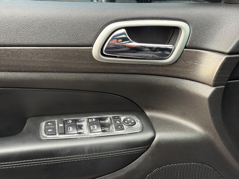 Jeep Grand Cherokee Vehicle Full-screen Gallery Image 24