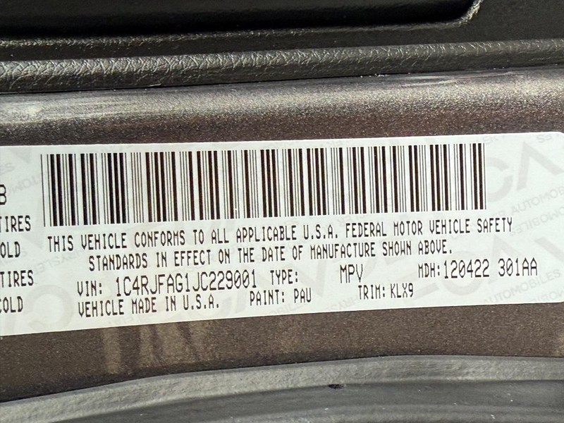 Jeep Grand Cherokee Vehicle Full-screen Gallery Image 26