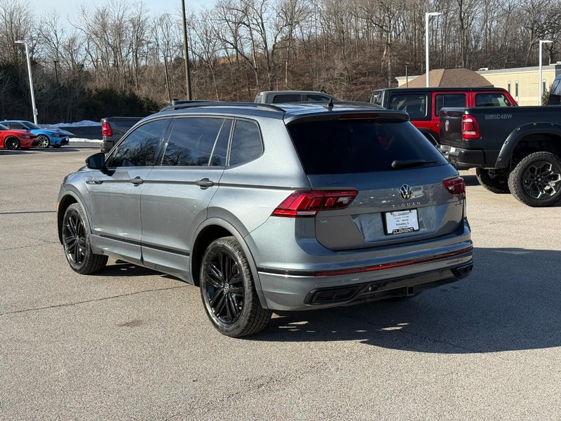 Volkswagen Tiguan Vehicle Full-screen Gallery Image 3
