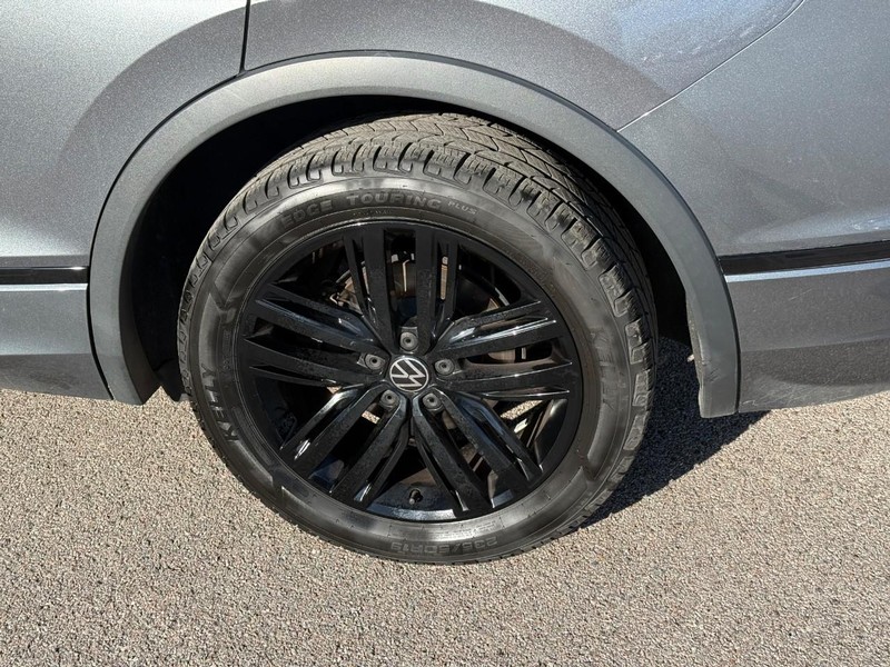 Volkswagen Tiguan Vehicle Full-screen Gallery Image 4