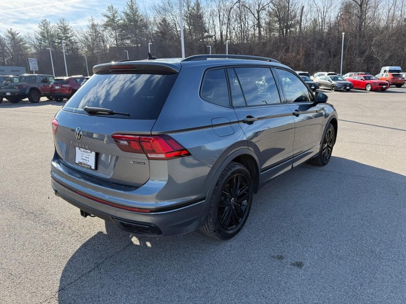 Volkswagen Tiguan Vehicle Full-screen Gallery Image 8