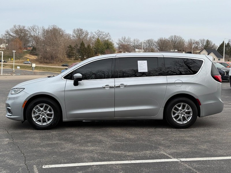 Chrysler Pacifica Vehicle Full-screen Gallery Image 02