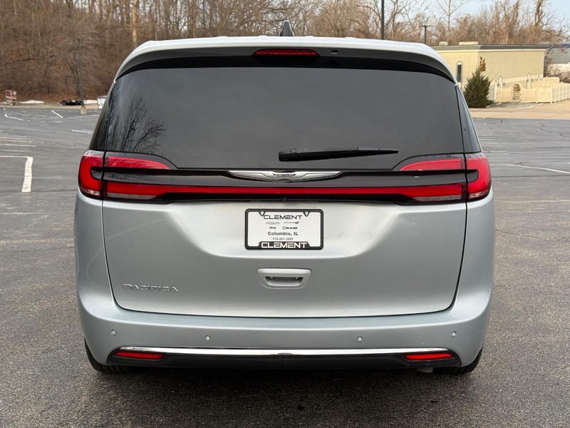 Chrysler Pacifica Vehicle Full-screen Gallery Image 04