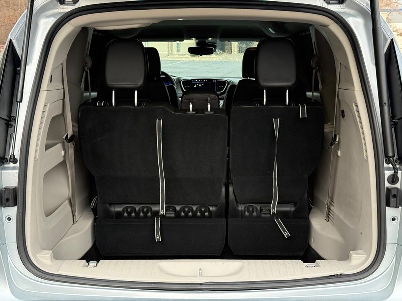 Chrysler Pacifica Vehicle Full-screen Gallery Image 06