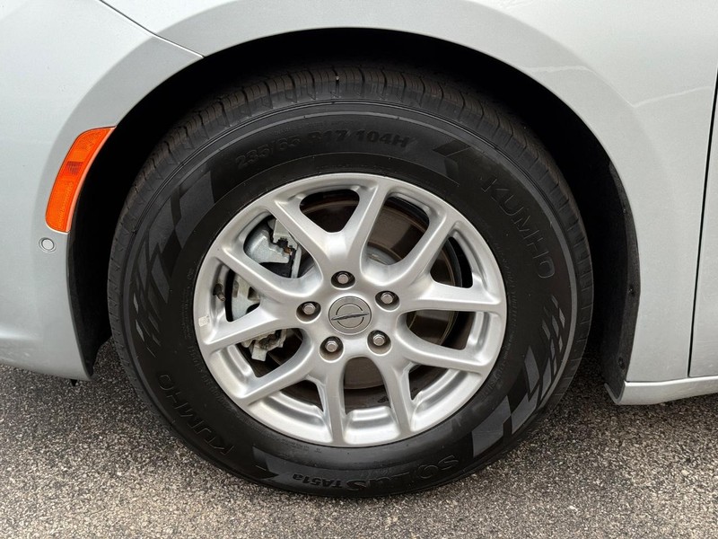 Chrysler Pacifica Vehicle Full-screen Gallery Image 07