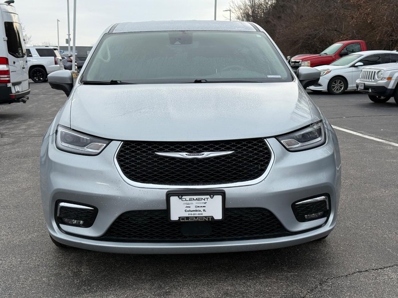 Chrysler Pacifica Vehicle Full-screen Gallery Image 09