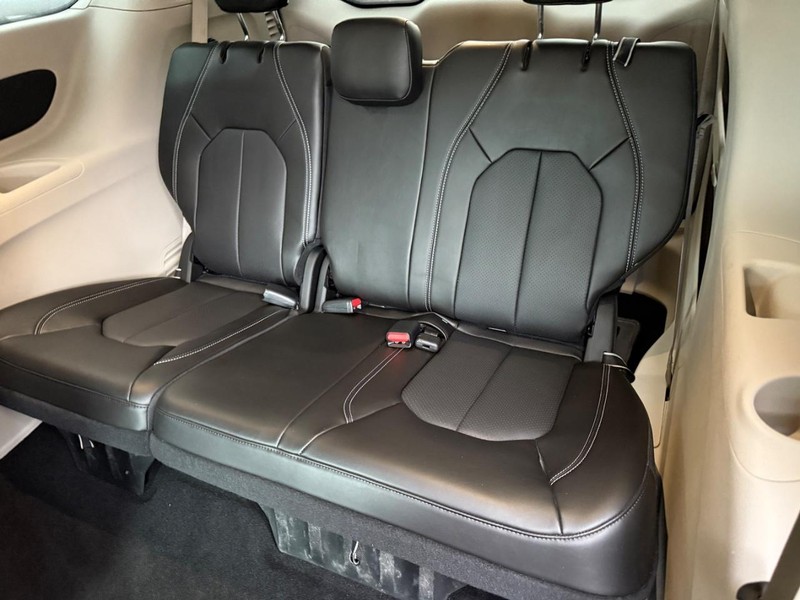 Chrysler Pacifica Vehicle Full-screen Gallery Image 10