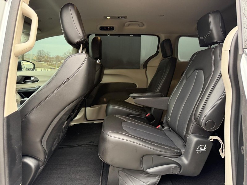 Chrysler Pacifica Vehicle Full-screen Gallery Image 11