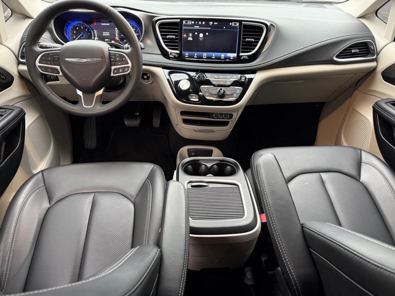 Chrysler Pacifica Vehicle Full-screen Gallery Image 12